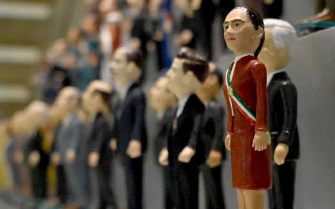 Llega la figura de Claudia Sheinabum  al Museo de Historia Mexicana, rodeada de 65 hombres.
